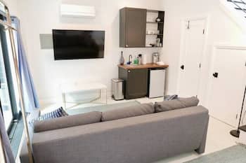 Curious Carriage Rooftop in Shaw