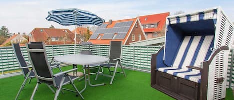 Große Terrasse mit Strandkorb