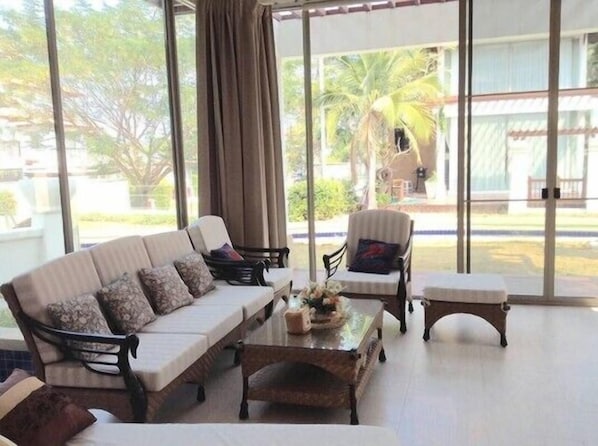 Villas 3 Bedrooms, Sleep 10 #786