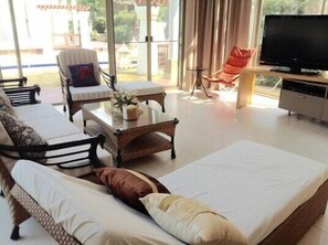 Villas 3 Bedrooms, Sleep 10 #786