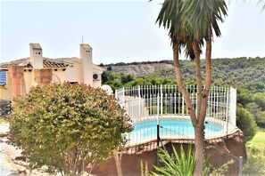 Jacuzzi avec vue à côté de l'appartement