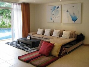 #713-S2 Lagoon condo 2BR/pool access  