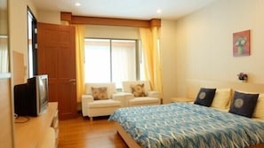 #693 venice style 3BR/pool access