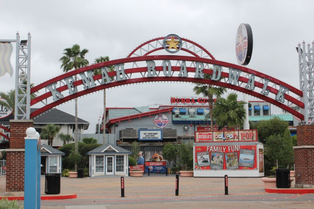 Kemah Bay Retreat: Steps to Kemah Boardwalk, Bayfront, 230-ft Pier, Elevator, EV