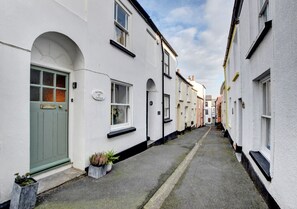 Quietly located in one of the colourful lanes of the picturesque fishing village of Appledore