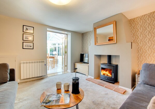Sitting room leading to conservatory