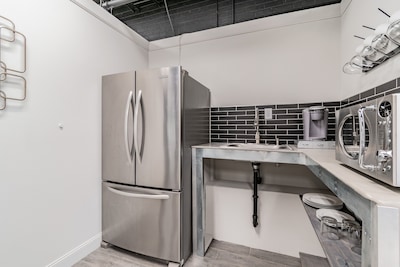 The Howard - Industrial Studio Loft - Downtown Location!