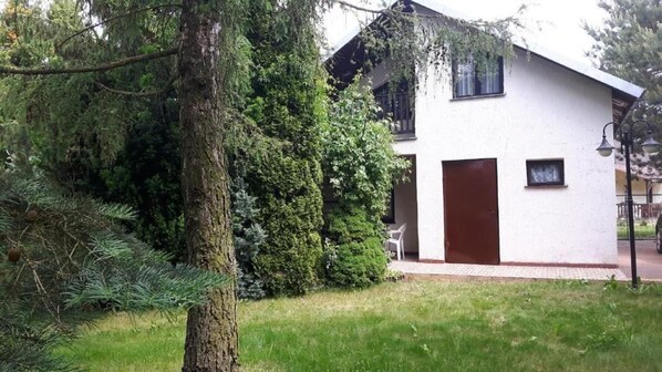 External view of the building. The developed shore of the lake at a distance of about 150-200 m from the plot