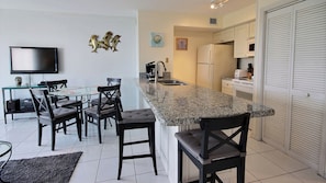 Dining Area & Breakfast Bar