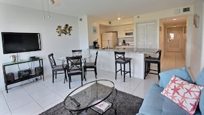 Dining Area & Breakfast Bar