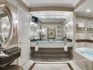 Venetian Luxury Queen Bath