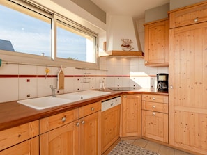 Braun, Countertop, Cabinetry, Sinken, Zapfhahn, Spüle, Möbel, Eigentum, Gebäude, Küche