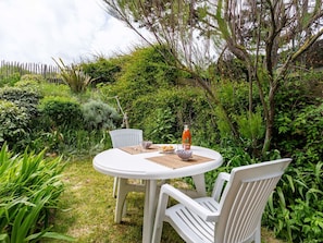 Plante, Meubles, Table, Propriété, Communauté Des Plantes, Chaise, Paysage Naturel, Mobilier De Jardin, Tableau De Plein Air, Bois