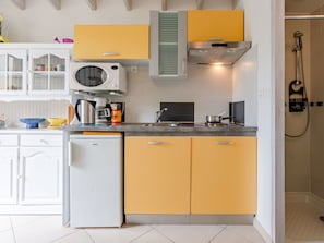 Cabinetry, Comptoir, Appareil De Cuisine, Cuisinière, Cuisine, Bureau D'Ordinateur, Électroménager, Bâtiment, Sol, Principaux Appliance
