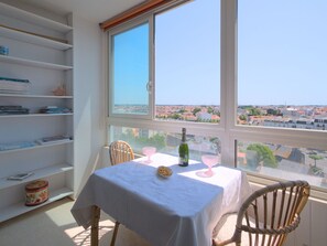 Möbel, Tabelle, Eigentum, Fenster, Himmel, Gebäude, Stuhl, Textil, Interior Design, Schatten