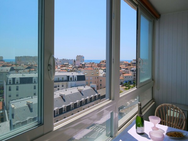 Himmel, Tabelle, Gebäude, Eigentum, Möbel, Fenster, Geschirr, Stuhl, Haus