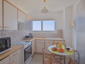 Cabinetry, Countertop, Eigentum, Möbel, Sinken, Fenster, Küche, Spüle, Zapfhahn, Interior Design