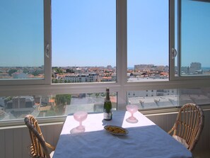 Himmel, Möbel, Gebäude, Tabelle, Fenster, Schatten, Stuhl, Interior Design, Grundeigentum, Geschirr