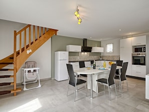 Möbel, Tabelle, Countertop, Gebäude, Beleuchtung, Interior Design, Holz, Stuhl, Couch, Küche