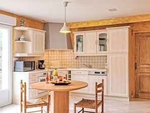 Cabinetry, Möbel, Eigentum, Countertop, Holz, Interior Design, Herd, Küche, Tabelle, Stuhl