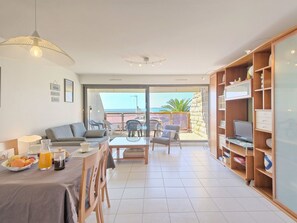 Meubles, Table, Plante D'Appartement, Cabinetry, Bois, Chaise, Cuisine, Salon, Sol, Électroménager