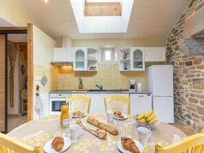Essen, Countertop, Cabinetry, Eigentum, Möbel, Tabelle, Geschirr, Küche, Beleuchtung, Interior Design
