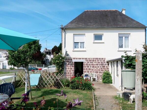 House, Property, Home, Residential Area, Building, Real Estate, Roof, Cottage, Yard, Suburb