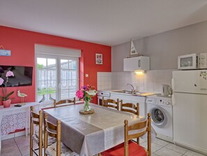 Tabelle, Eigentum, Möbel, Cabinetry, Stuhl, Countertop, Holz, Interior Design, Fussboden, Küche