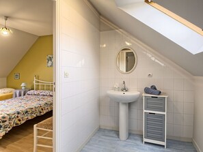Spiegel, Zapfhahn, Armatur, Möbel, Bad Sink, Sinken, Badezimmerschrank, Cabinetry, Gebäude, Badezimmer