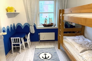 Kinderzimmer
Betten sehr stabil für Erwachsene geeignet. 
Liegefläche 90x200cm