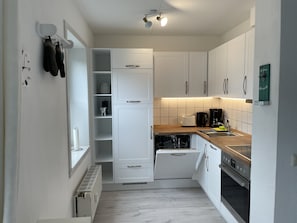 Neue Küche (03.2021) mit allem was man benötigt. Spülmaschine, Viel Stauraum etc