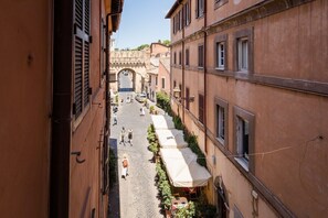 Scorcio dalla finestra su Trastevere