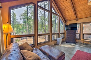 Living Room | Sleeper Sofa | Free WiFi