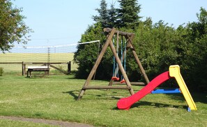 Garten mit Spielgeräten