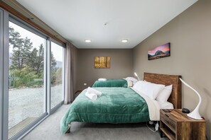 Queen Bedroom plus single bed