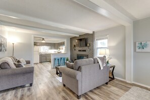 Living Room | Smart TV | Fireplace | Free WiFi