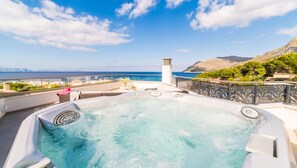 spektakulärer Ausblick aus dem Jacuzzi Whirlpool bis zur Bucht von Alcudia und Cap Formentor