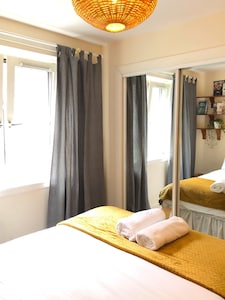 Cosy, right next to the Royal Mile and Arthur´s Seat & free secure parking