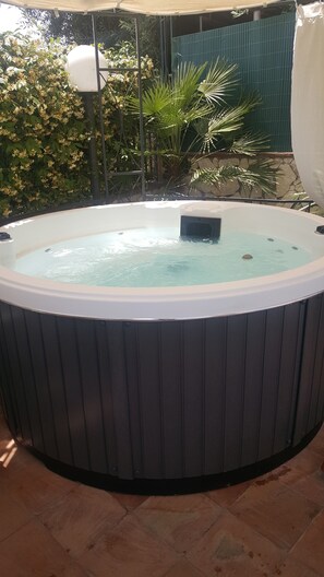 Bain à remous extérieur