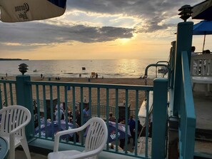 Beach 3 miles away with 2 resturants/ clubs