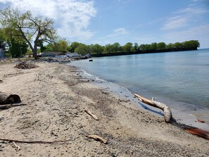 Public beach and water access 2-3 blocks away