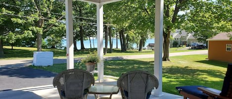 Beautiful Lake Erie view from covered porch. Small beach 2 blocks away.