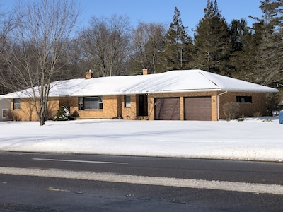 "Welcome Home"-   w/  *Pool* and  *Near Lake Mi Beaches and Downtown*