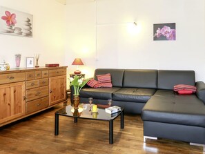 Möbel, Wohnzimmer, Zimmer, Fussboden, Interior Design, Eigentum, Couch, Tabelle, Kaffetisch, Wand