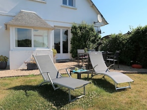 Pflanze, Gebäude, Fenster, Möbel, Schatten, Gartenmöbel, Haus, Grundstueck, Himmel, Baum