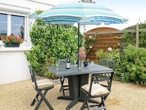 Möbel, Tabelle, Regenschirm, Tisch Im Freien, Eigentum, Terrasse, Gebäude, Grundeigentum, Zimmer, Garten