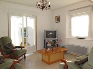 Room, Property, Living Room, Furniture, Interior Design, Building, Ceiling, House, Floor, Table