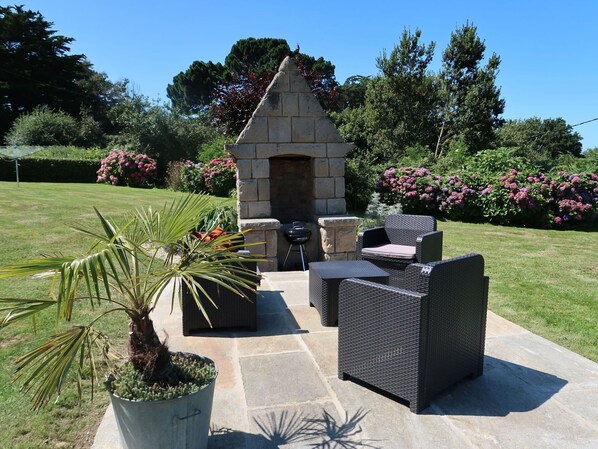 Plant, Sky, Property, Flowerpot, Tree, Building, Houseplant, Vegetation, Land Lot, Grass
