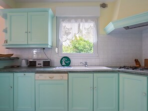 Countertop, Spüle, Cabinetry, Zapfhahn, Sinken, Eigentum, Gebäude, Küche, Interior Design, Fenster