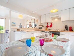 Cabinetry, Comptoir, Propriété, Meubles, Cuisine, Évier, Vaisselle, Robinet, Design Intérieur, Éclairage